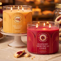 Mrs. Claus Bakery 3-Docht-Kerze 411g